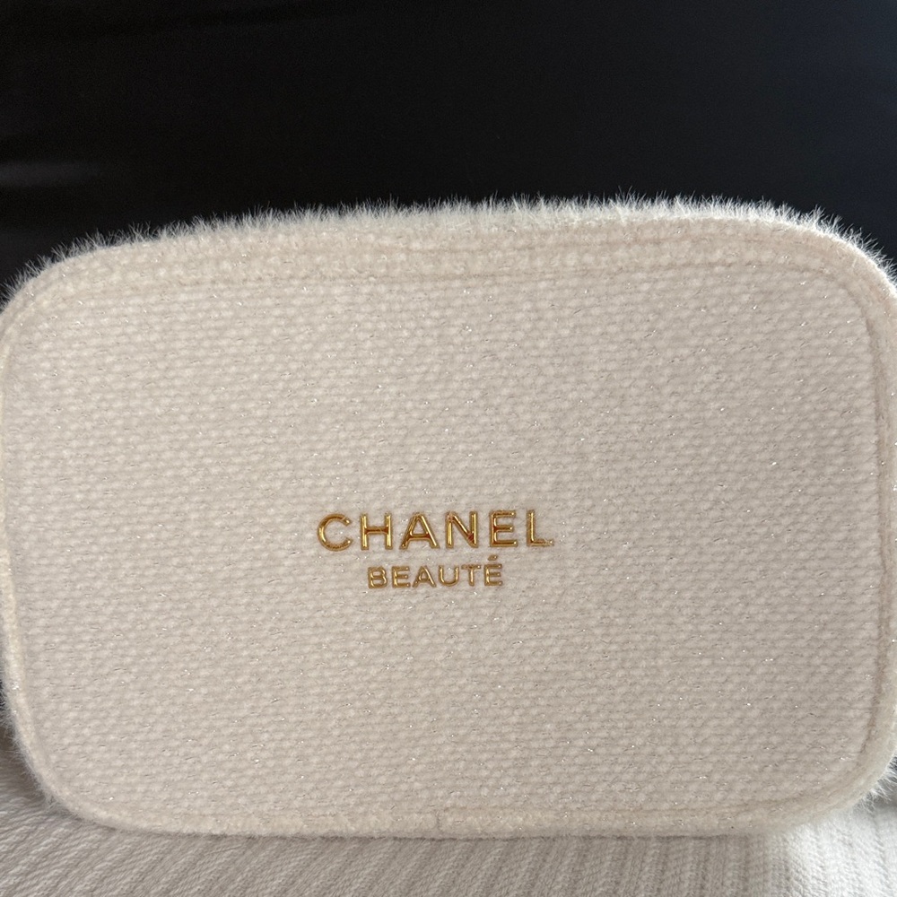 Chanel Beauté Cream Pouch with Gold Accents - Picture 2 of 5